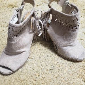 Chunky heal fringy peep toe